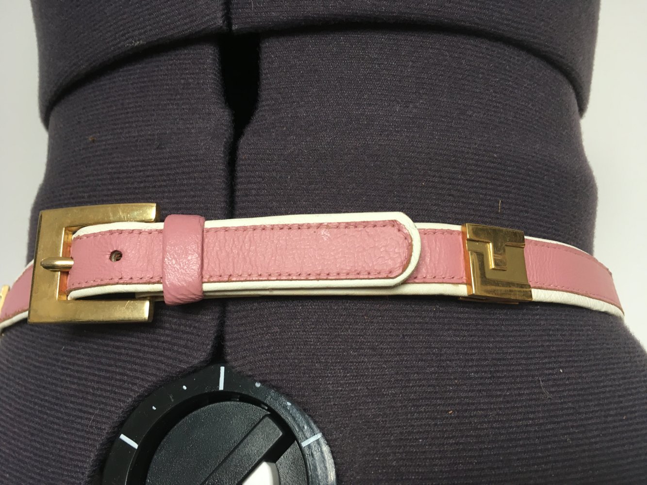 AKRIS - schmaler Gürtel 100 % Leder, pink / rosa gold silber weiß