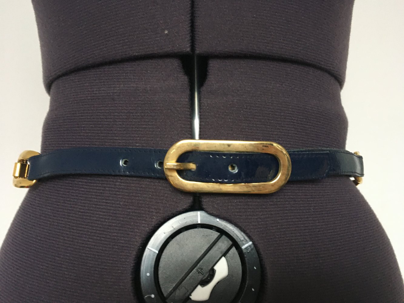 schmaler Gürtel, lack - dunkelblau gold