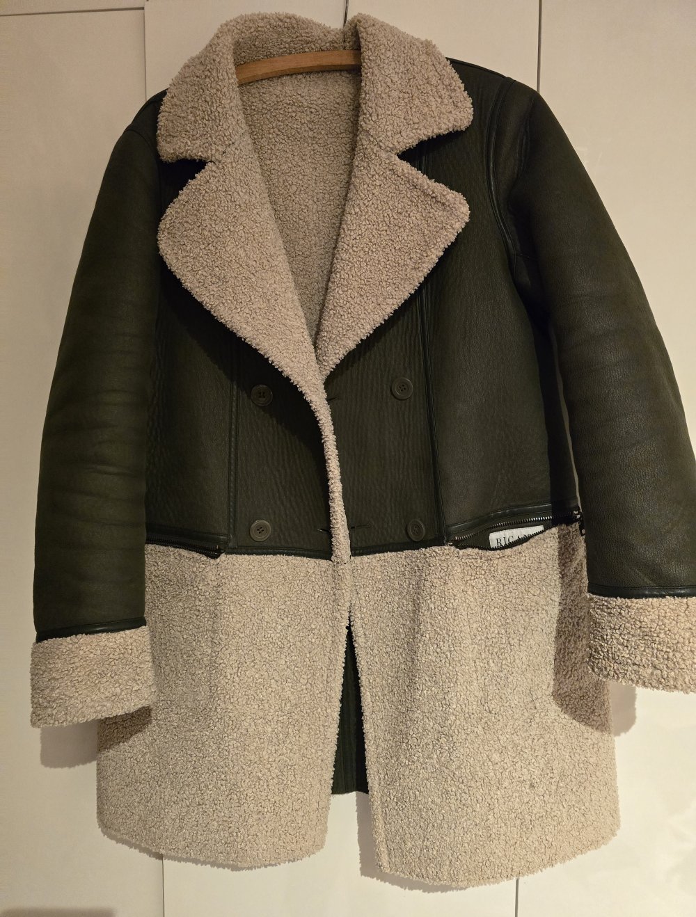 Jacke mit Fellabsetzungen.