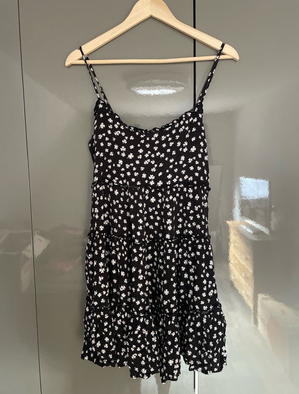 Schwarzes Kleid mit weißen Blumen Gr. 40