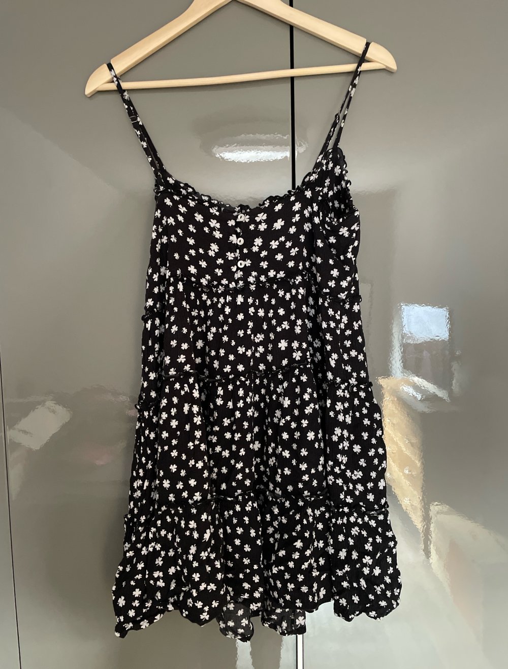 Schwarzes Kleid mit weißen Blumen Gr. 40