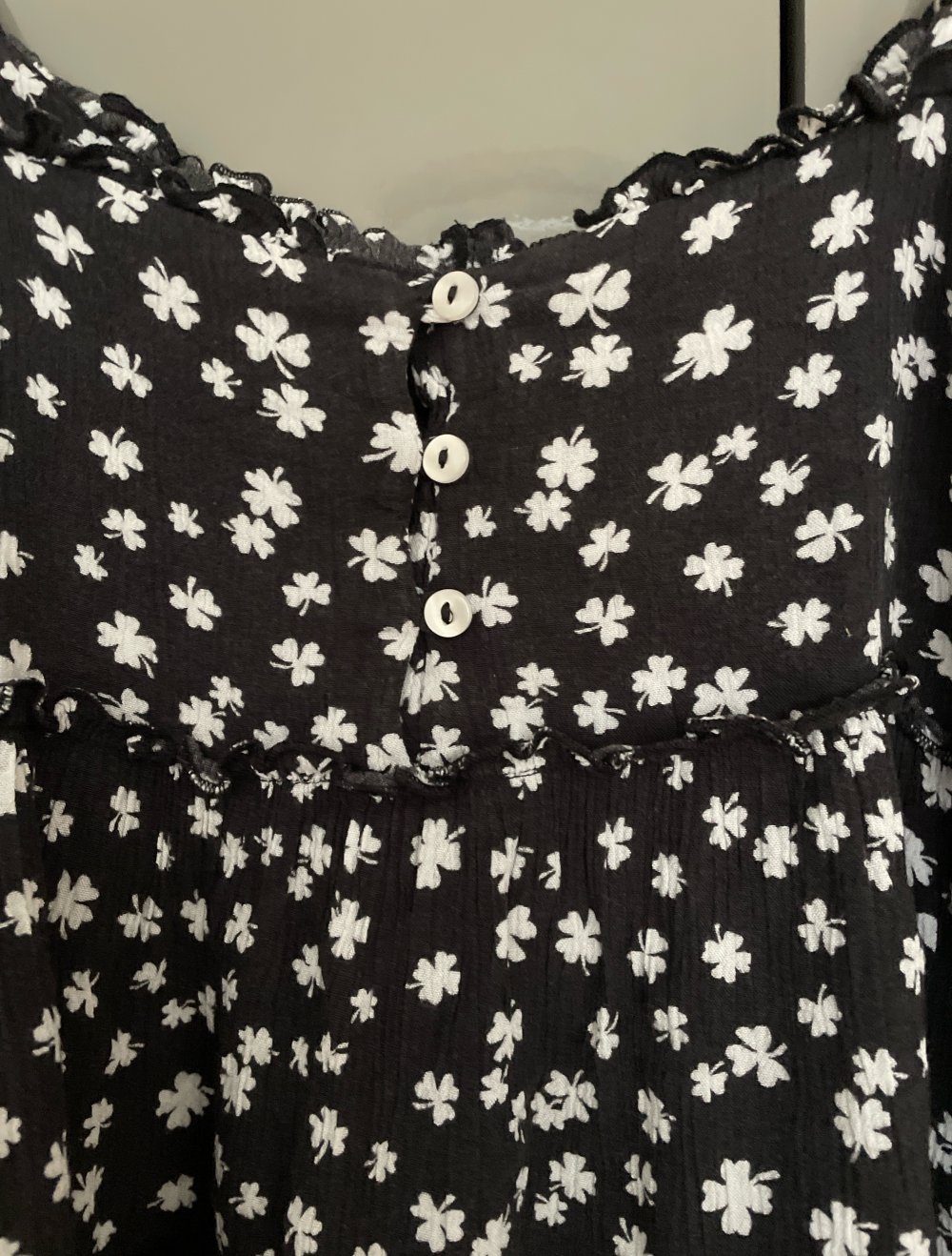 Schwarzes Kleid mit weißen Blumen Gr. 40