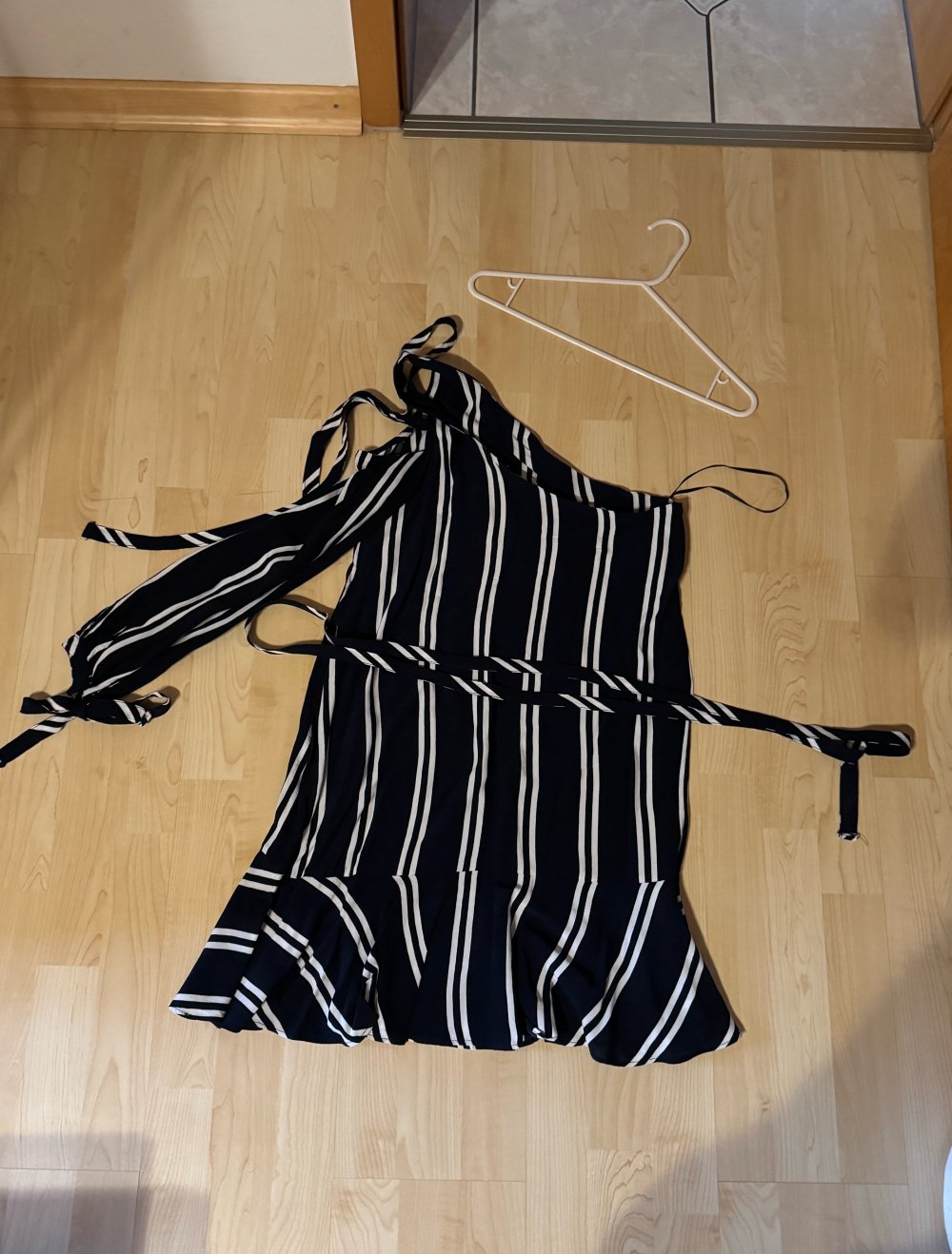 schulterfreies Kleid von Zara