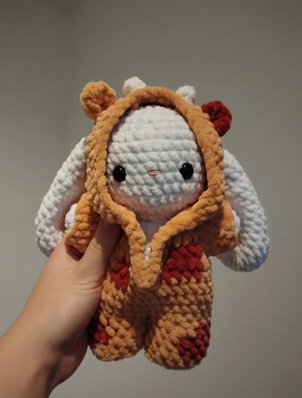 Hase Kuscheltier Kuh Kostüm Bunny in cow onesie selfmade gehäkelt Amigurumi