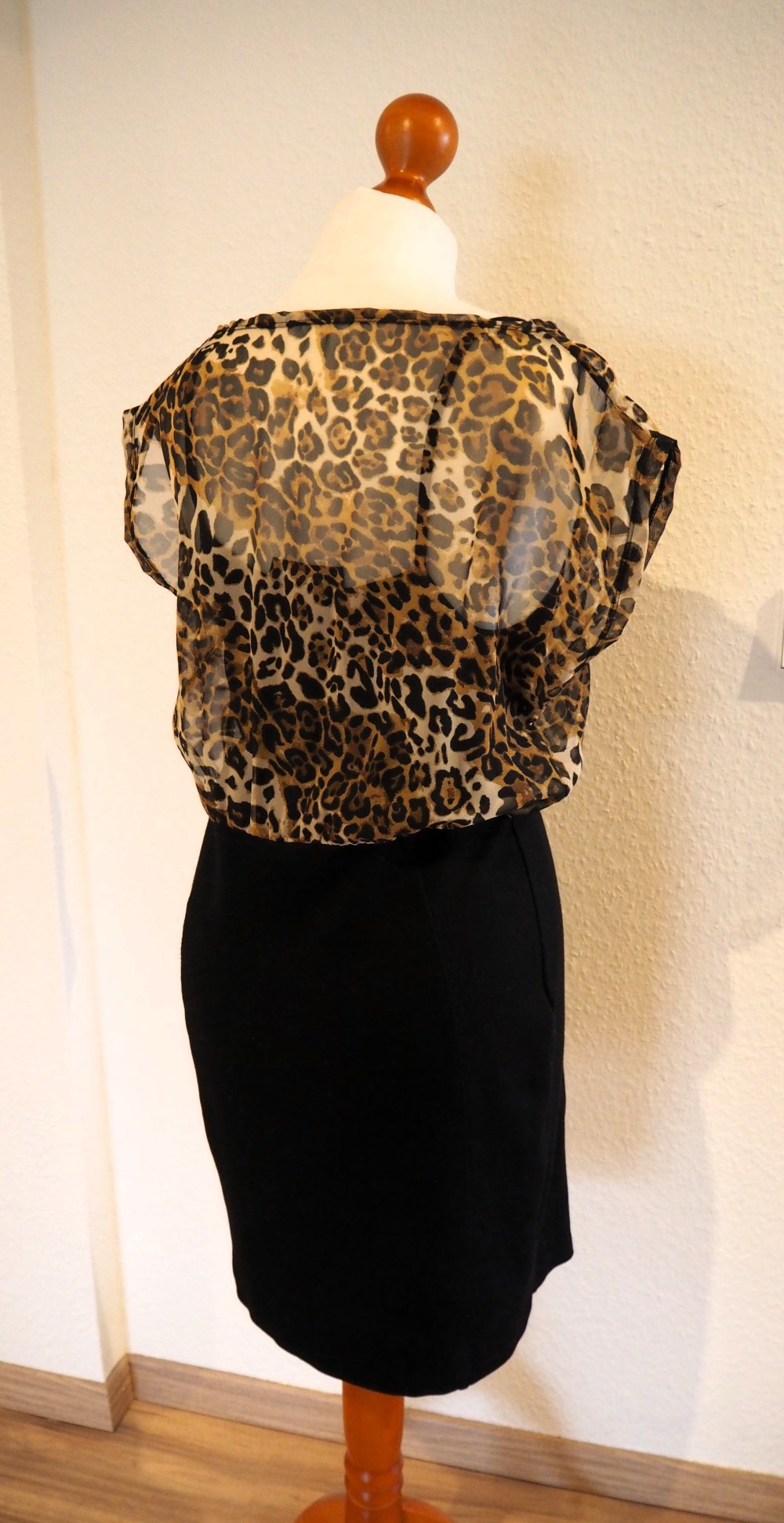 Kleid mit Leo-Chiffon & schwarzem Pencilrock