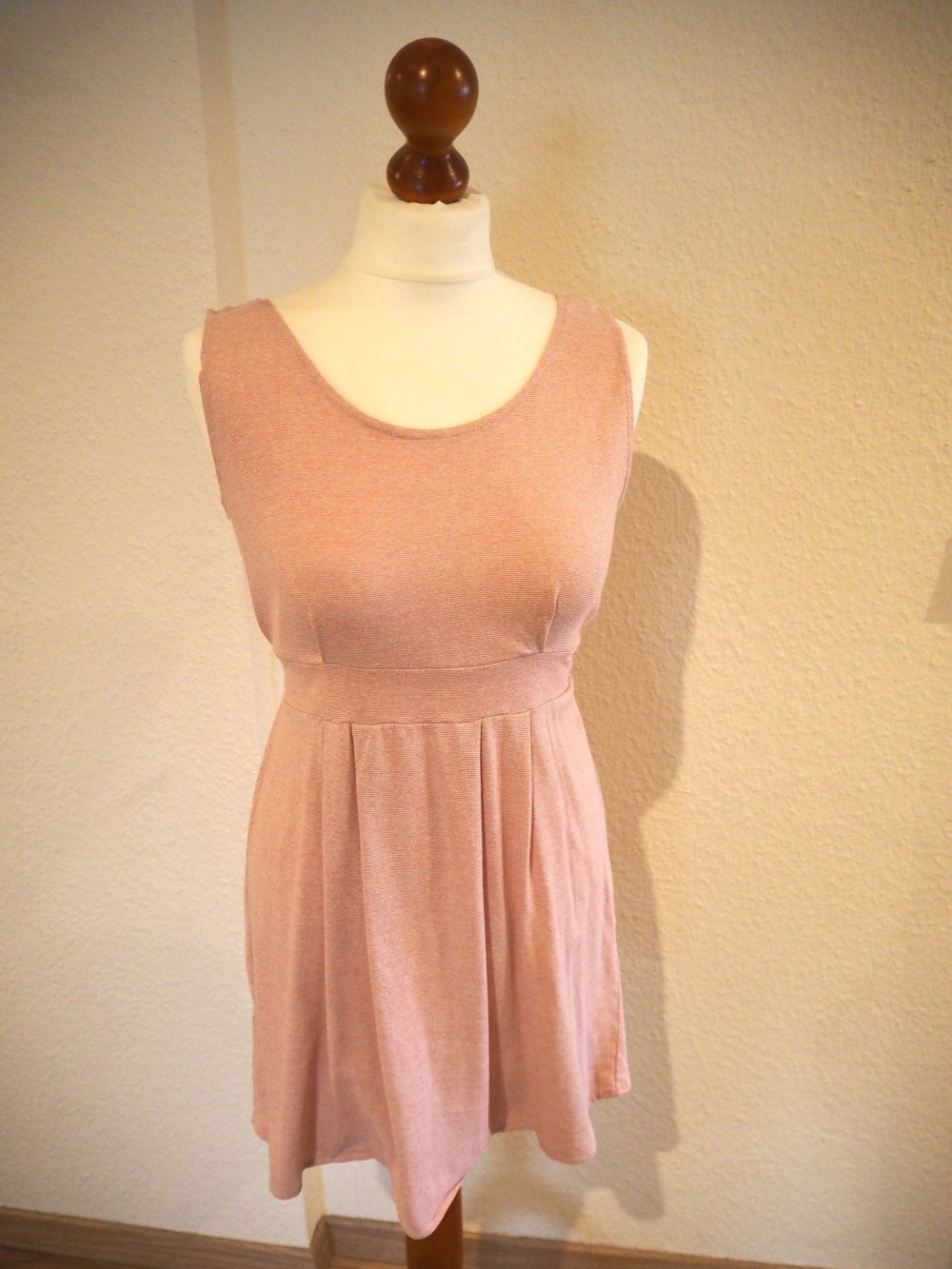 Hübsches Sommerkleid in altrosa, tailliert mit Bindegürtel