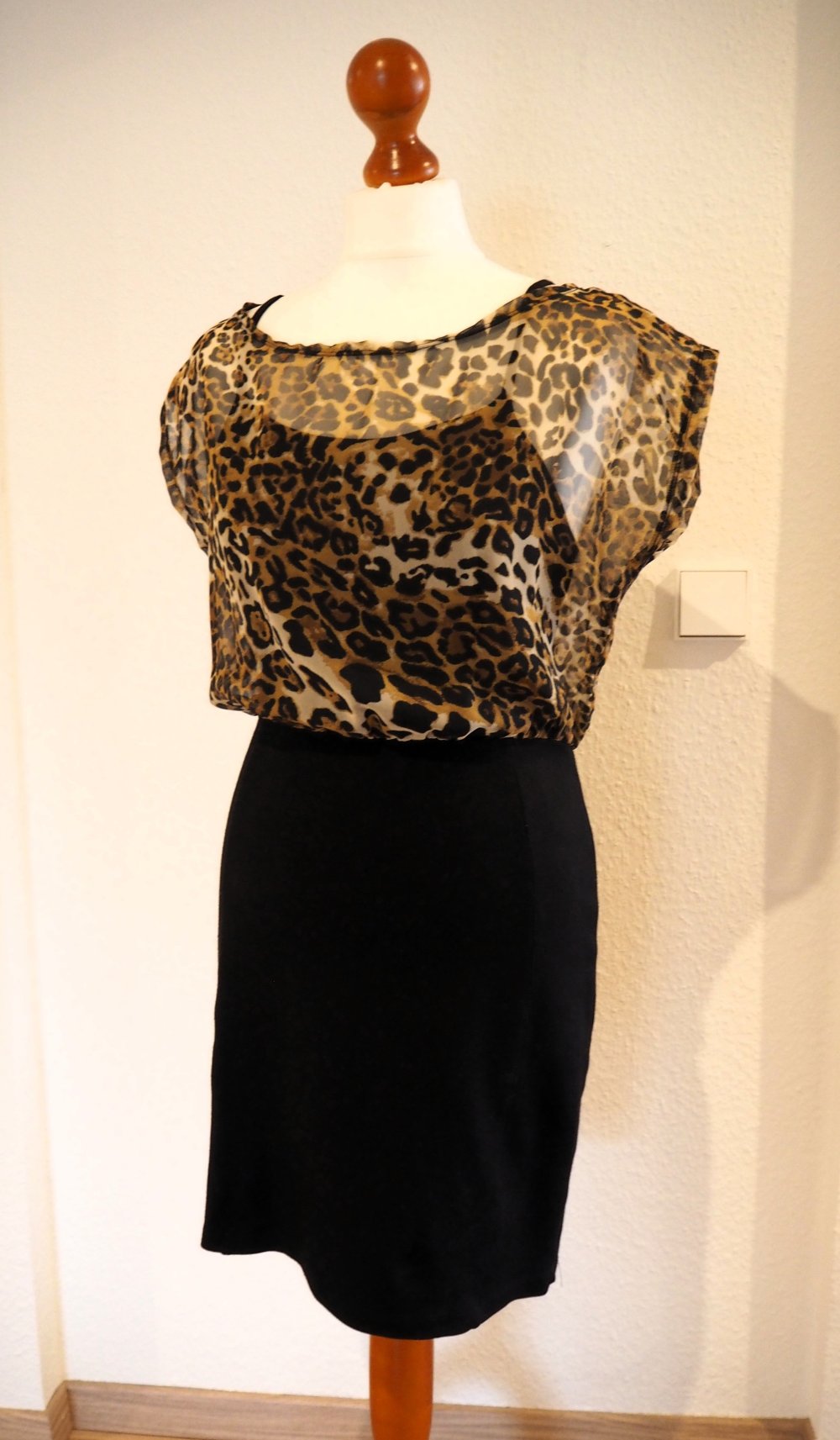 Kleid mit Leo-Chiffon & schwarzem Pencilrock