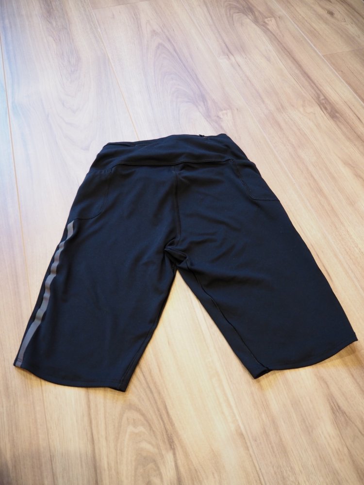 80ies-Style adidas Techfit-Shorts, reflektierende Details
