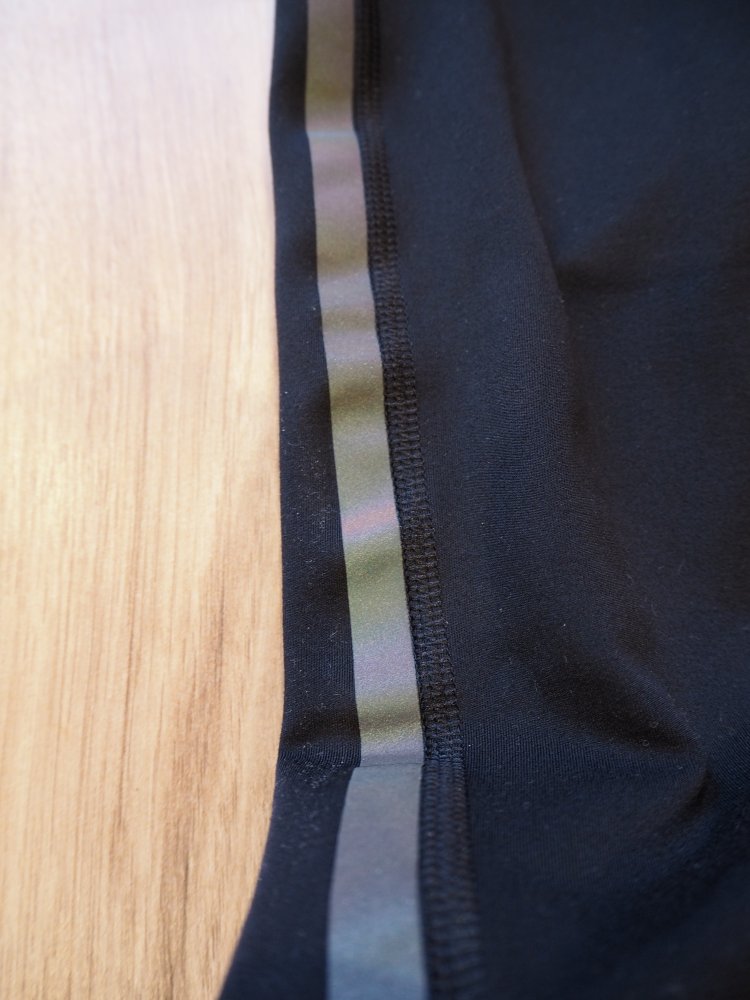 80ies-Style adidas Techfit-Shorts, reflektierende Details