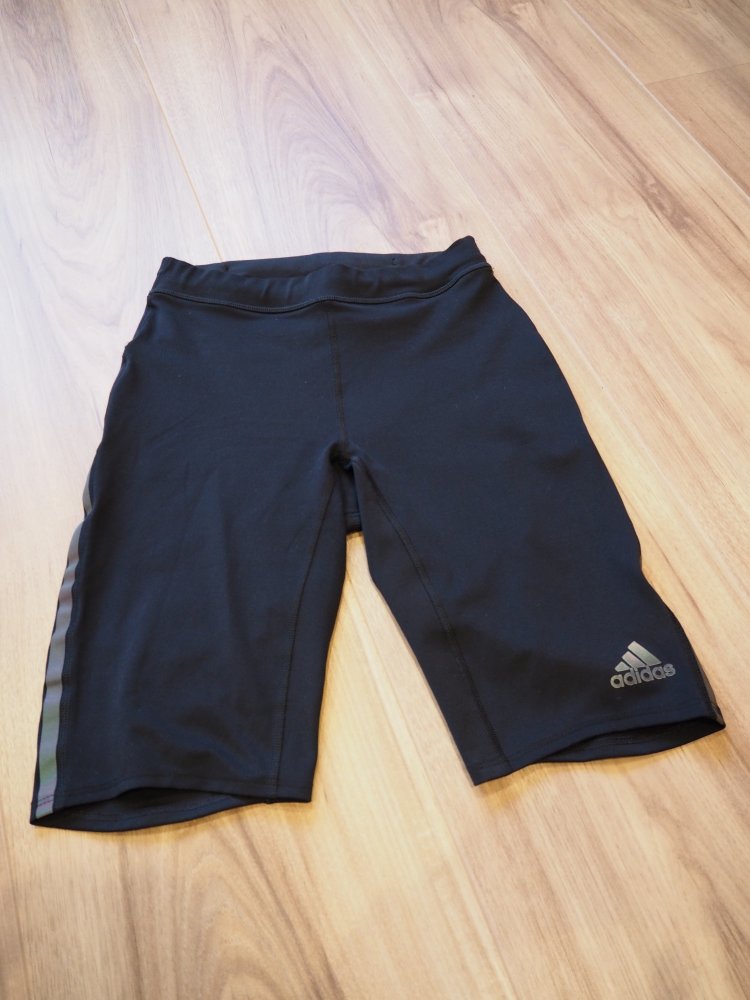 80ies-Style adidas Techfit-Shorts, reflektierende Details