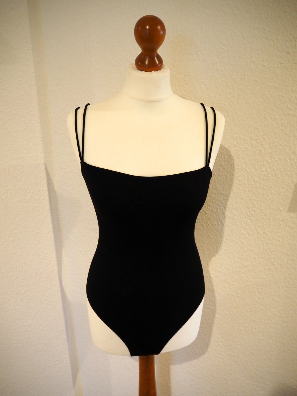 Schwarzer Body mit Doppel-Spaghettiträgern