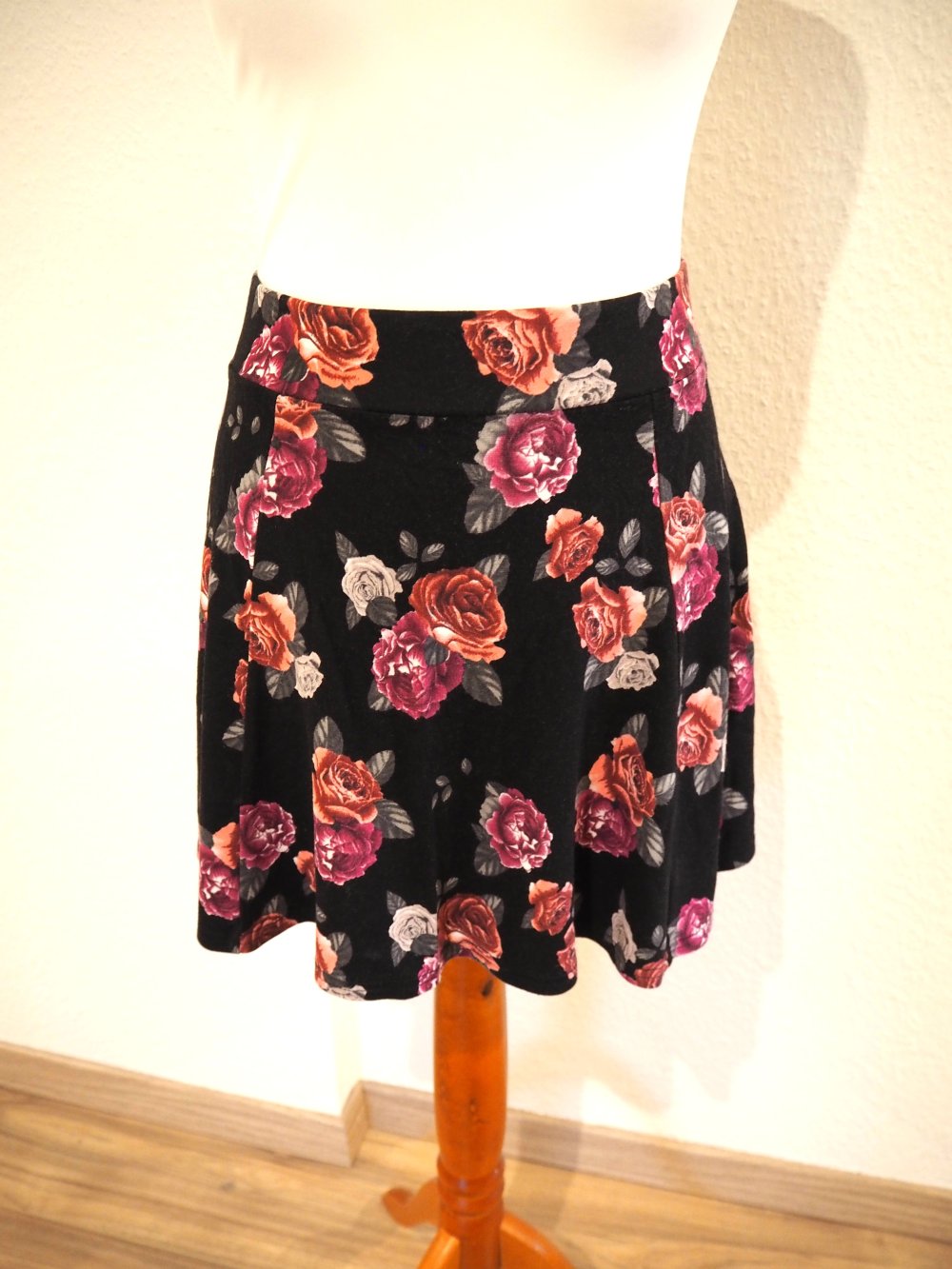 Minirock mit Rosenprint, high waist