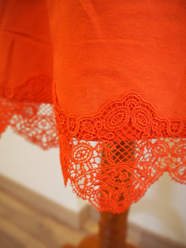 Orange-roter Rock mit Spitze