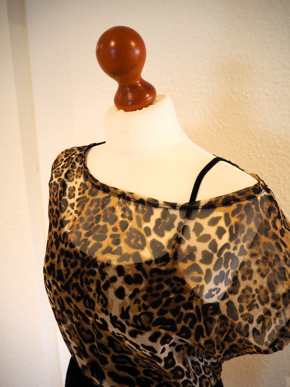 Kleid mit Leo-Chiffon & schwarzem Pencilrock