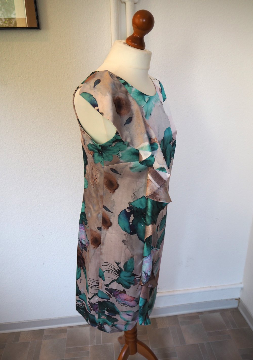 Blumiges Abendkleid/Sommerkleid in Satinoptik