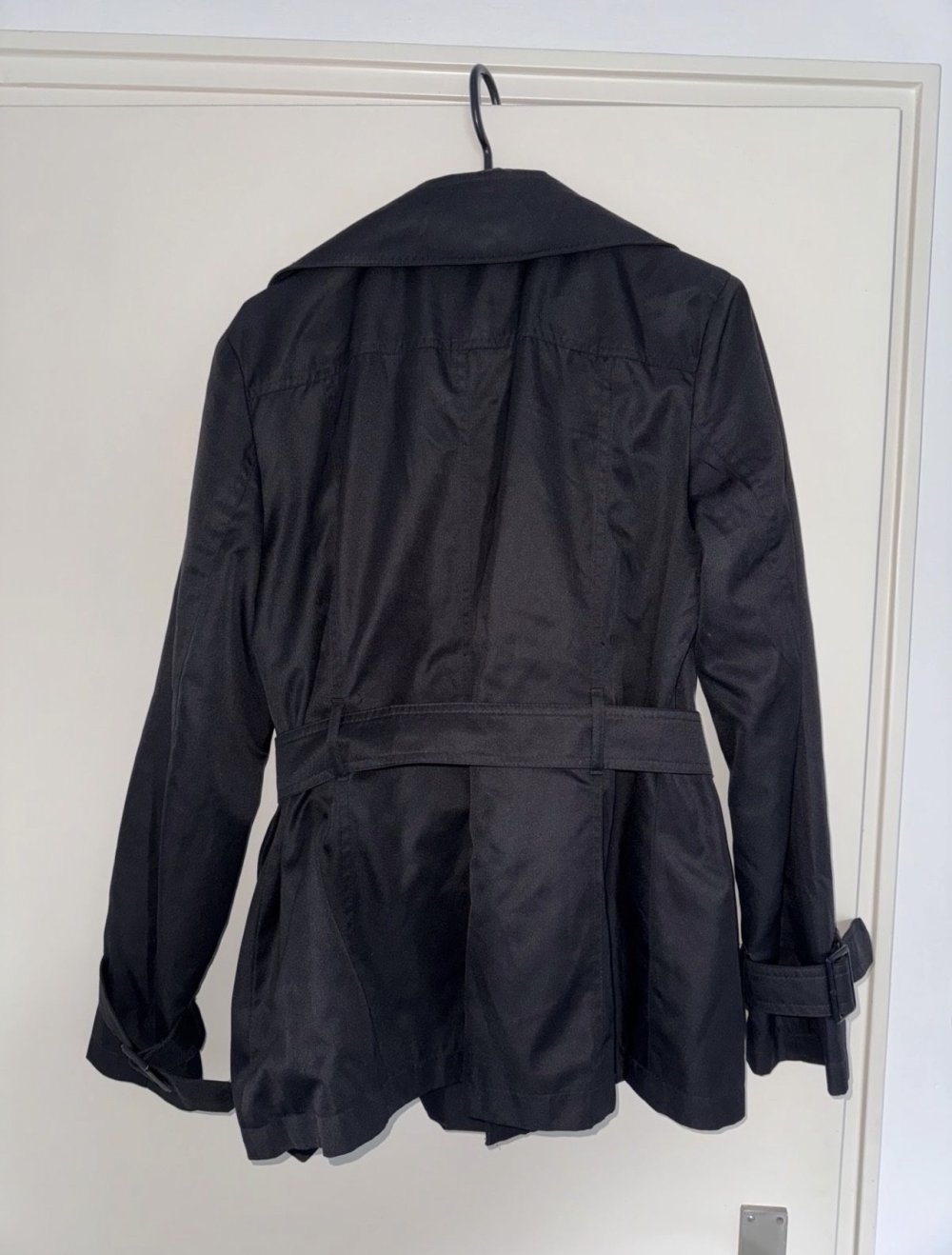 Schwarzer Trenchcoat von Orsay