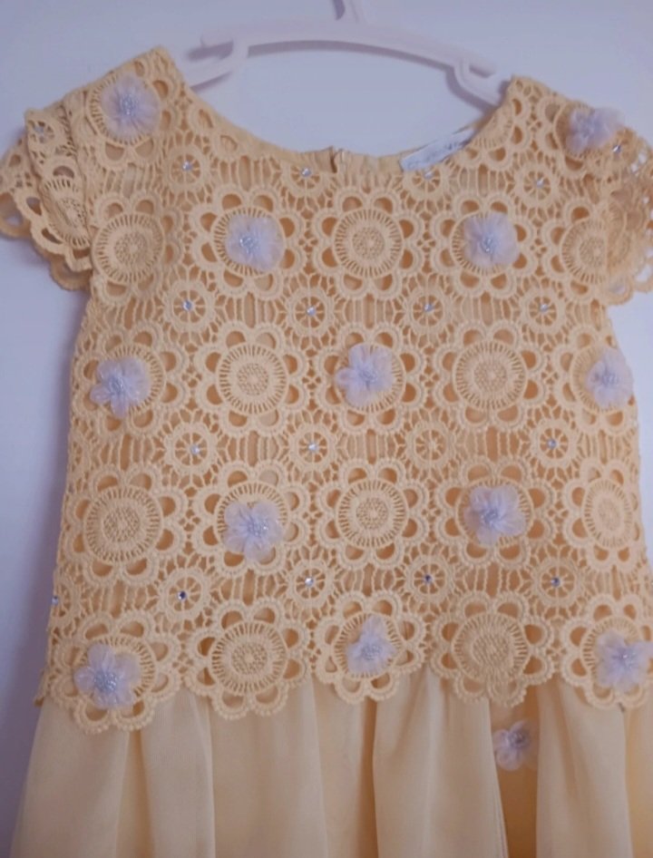 Neuw. ~ Sehr hübsches Kleid (v.Charles Vögele), gelb, Gr.116