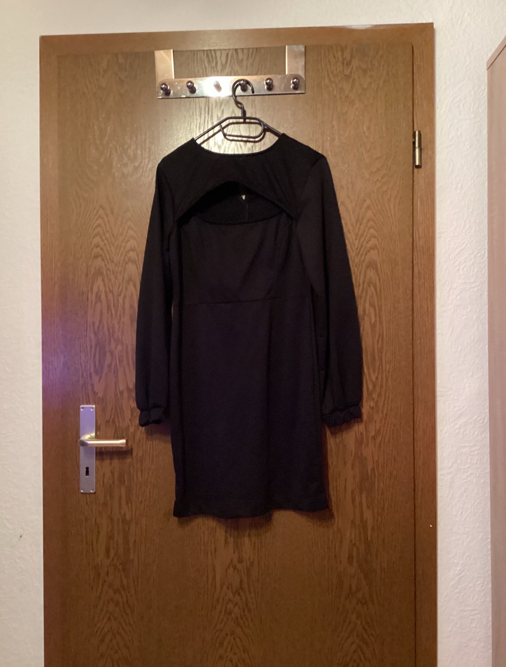 Schwarzes Kleid