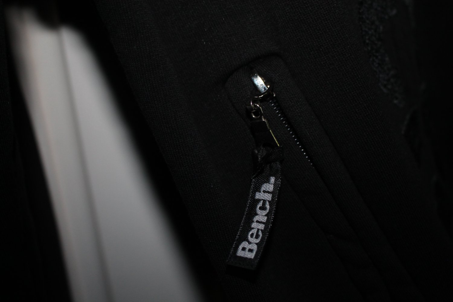 Sweatjacke mit Stehkragen und Reißverschluß schwarz mit Logo