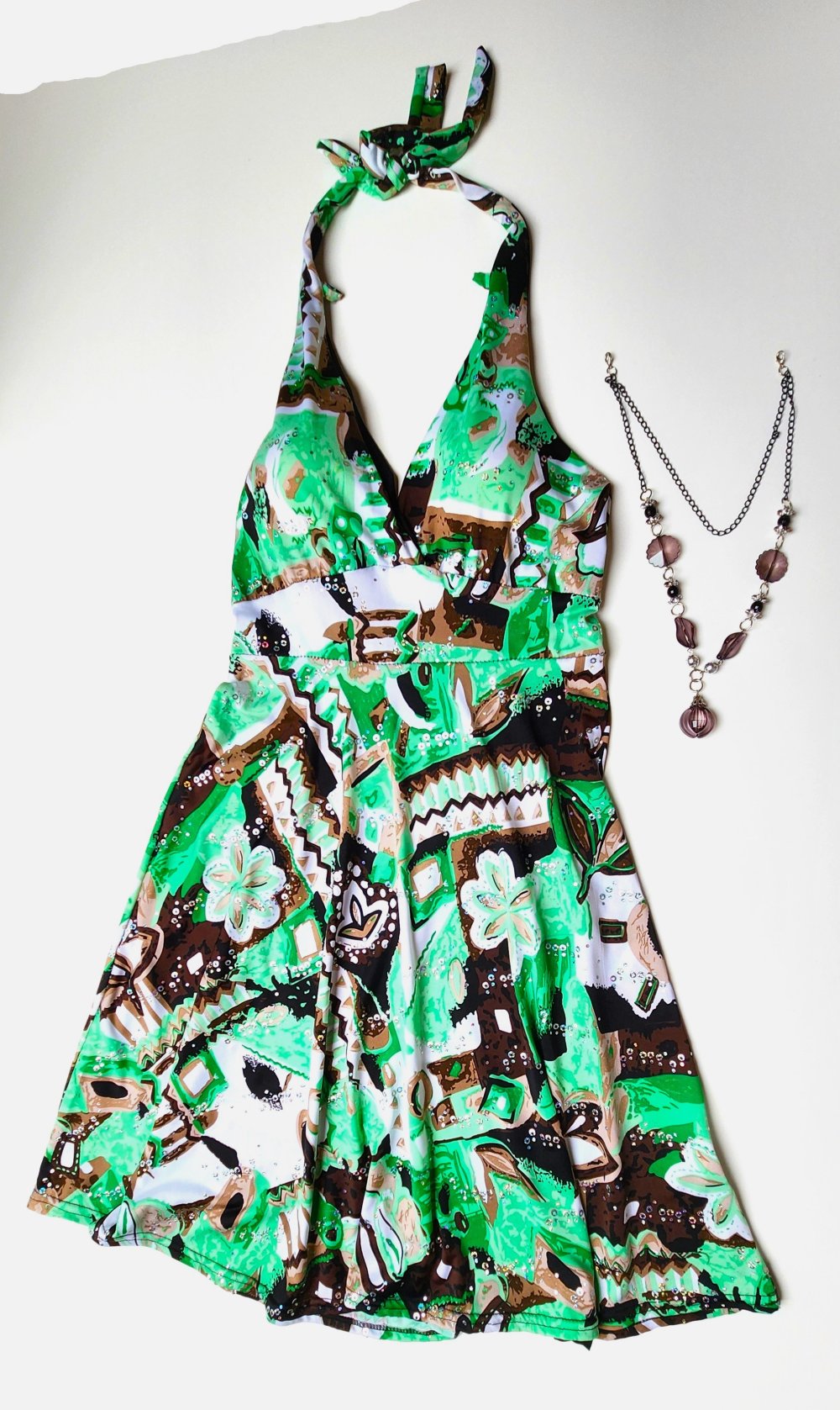 Neues Sommerkleid mit abnehmbarer Halskette