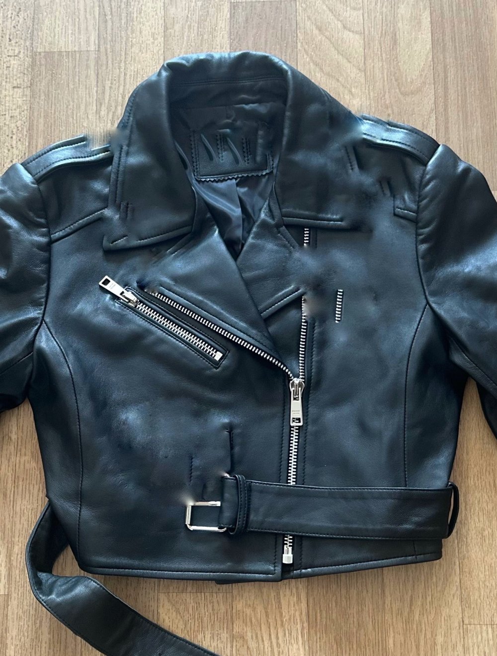 Stylische schwarze Lederjacke – wie neu