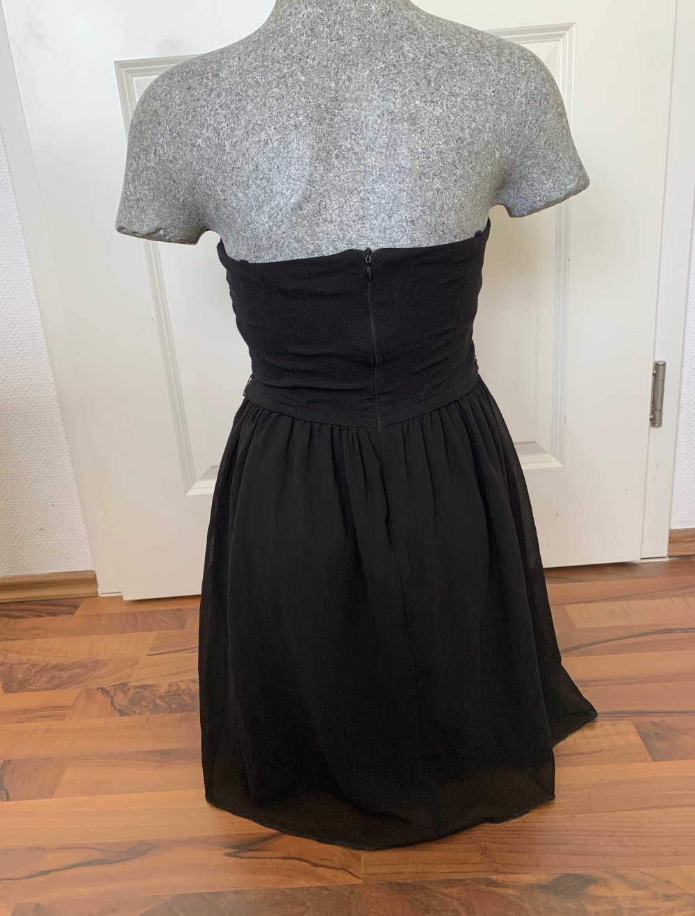 Kleine Schwarze, trägerloses Kleid 