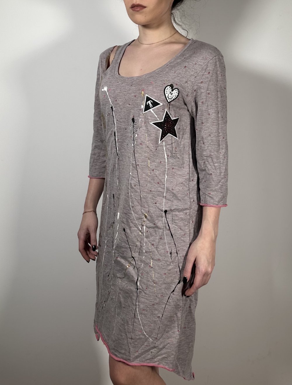 Grunge-Kleid mit Cut-Outs und Kunst-Print – einzigartiger DIY-Look