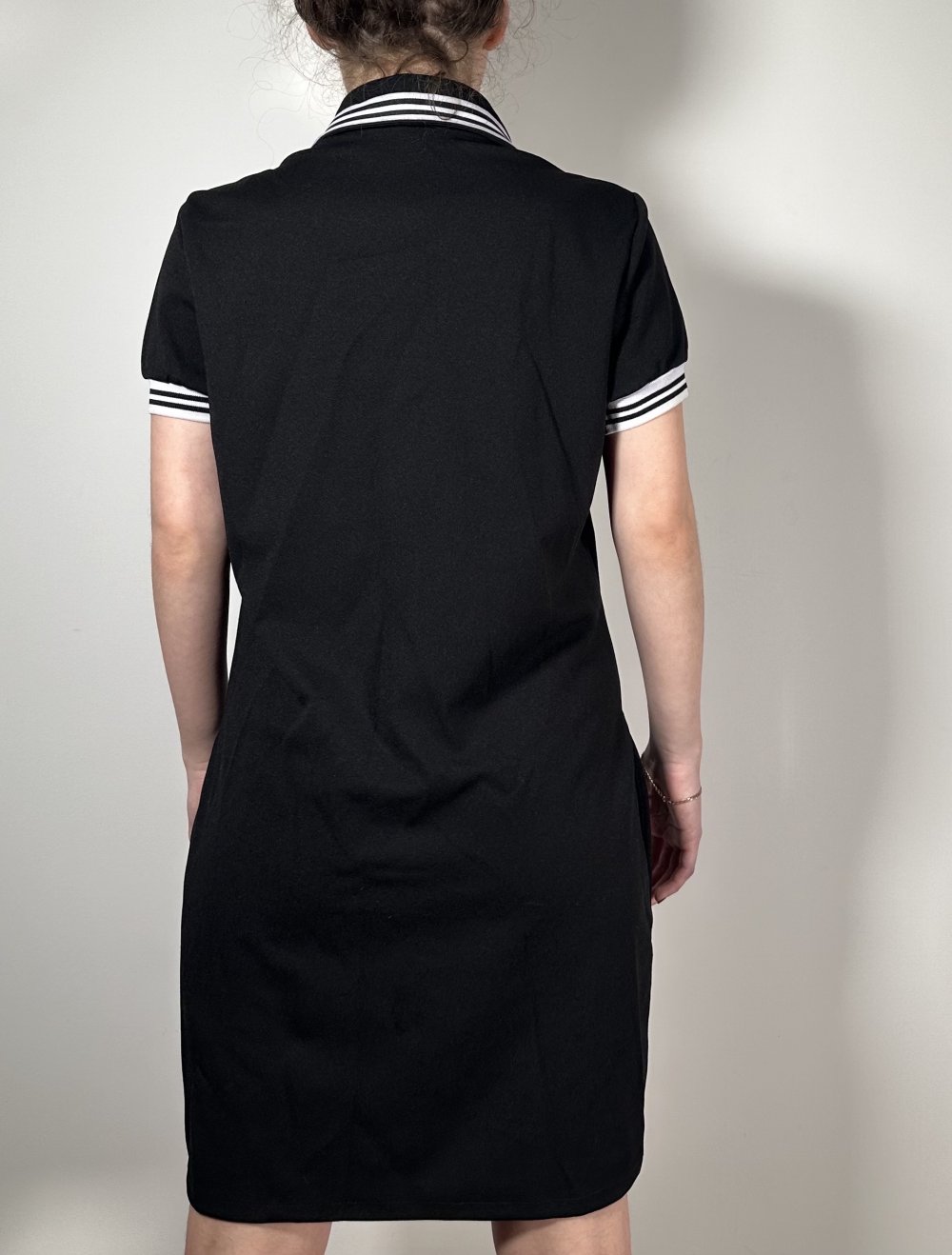 Sportliches schwarzes Polokleid mit Streifen – zeitlos & lässig