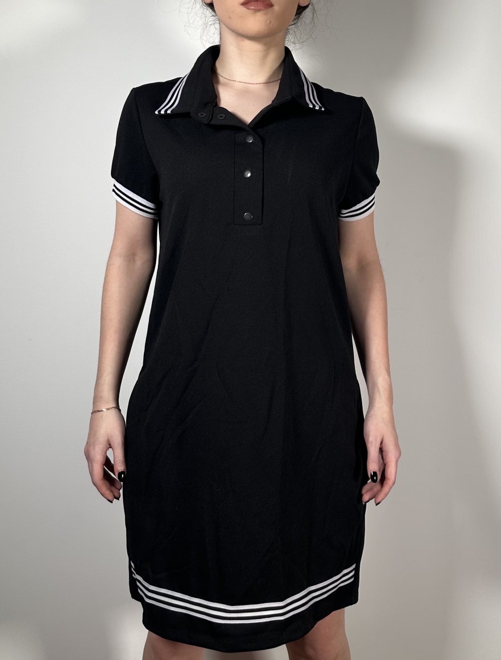 Sportliches schwarzes Polokleid mit Streifen – zeitlos & lässig