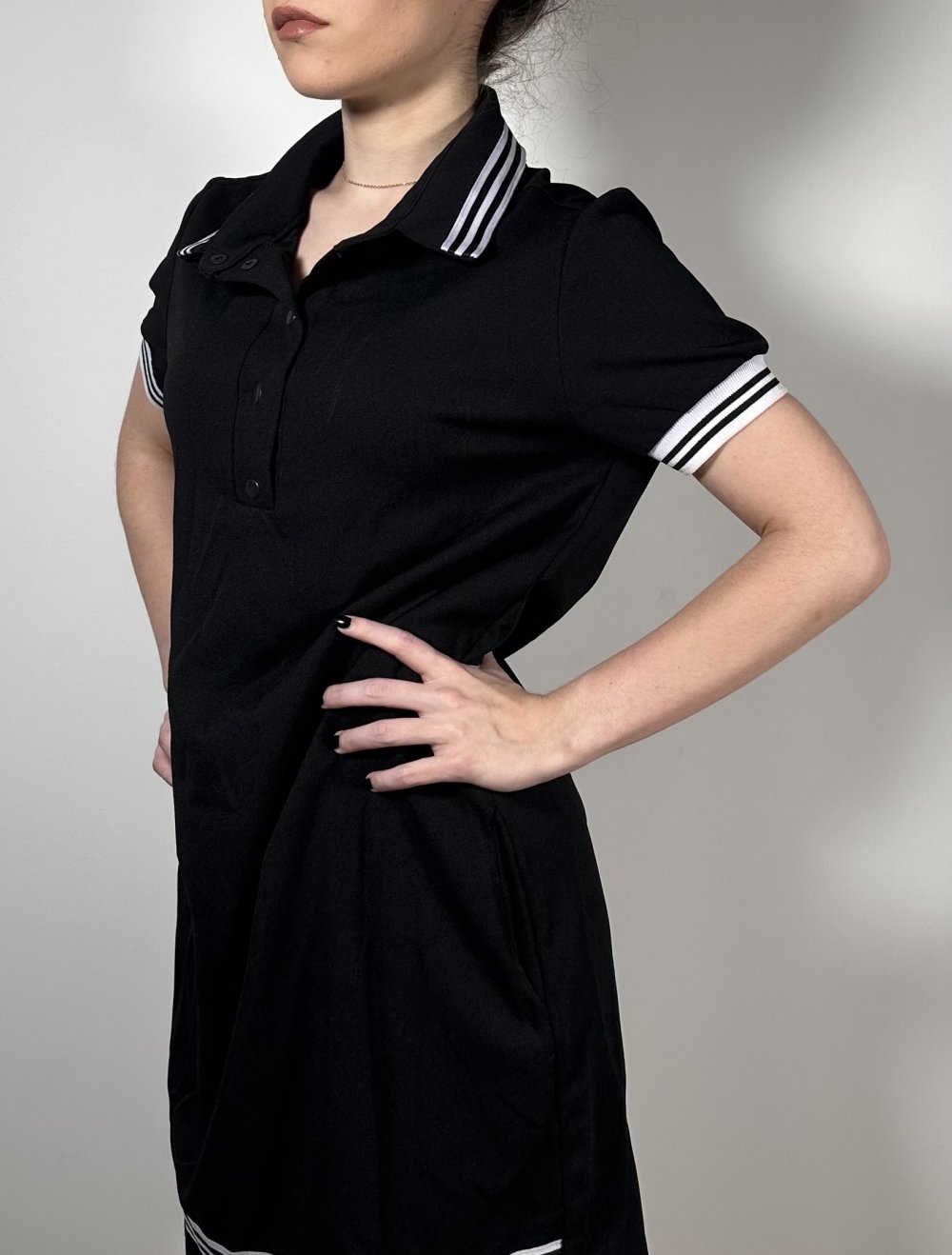Sportliches schwarzes Polokleid mit Streifen – zeitlos & lässig