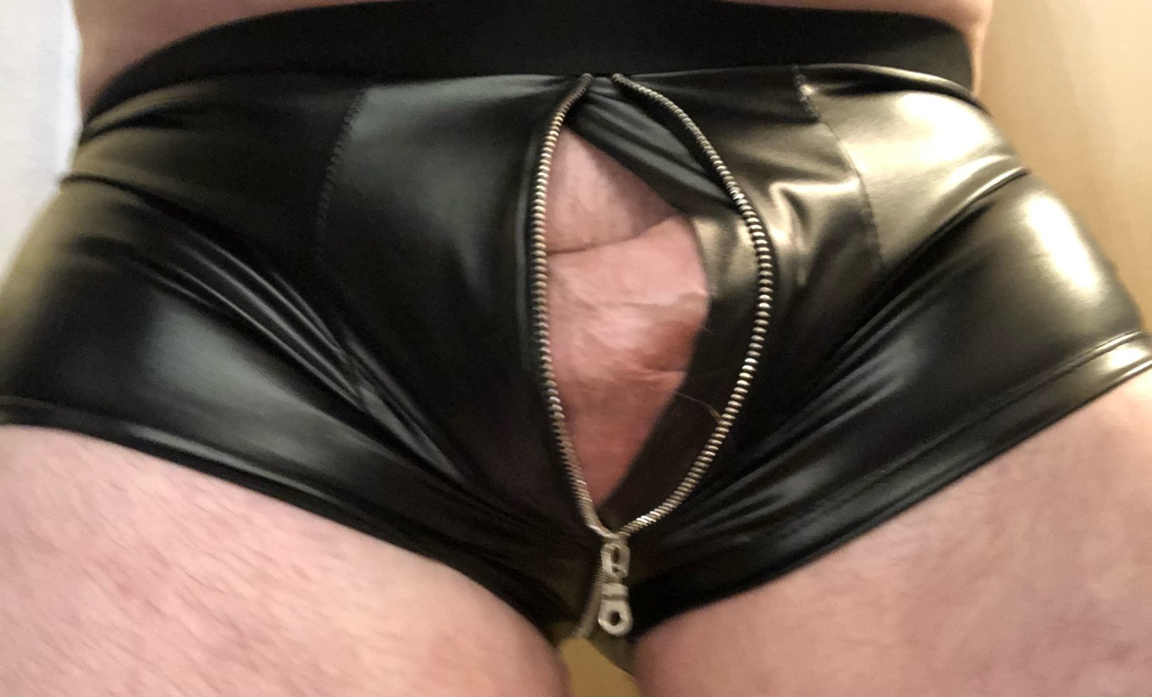 Schöne Shorts mit Reißverschluss in Wetlook optik