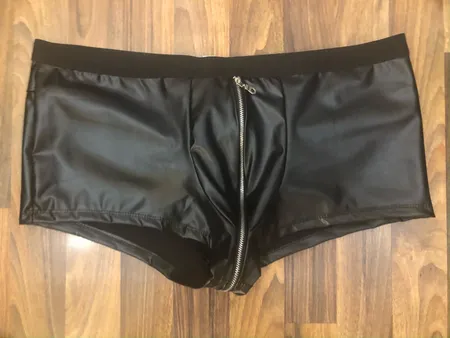 Schöne Shorts mit Reißverschluss in Wetlook optik