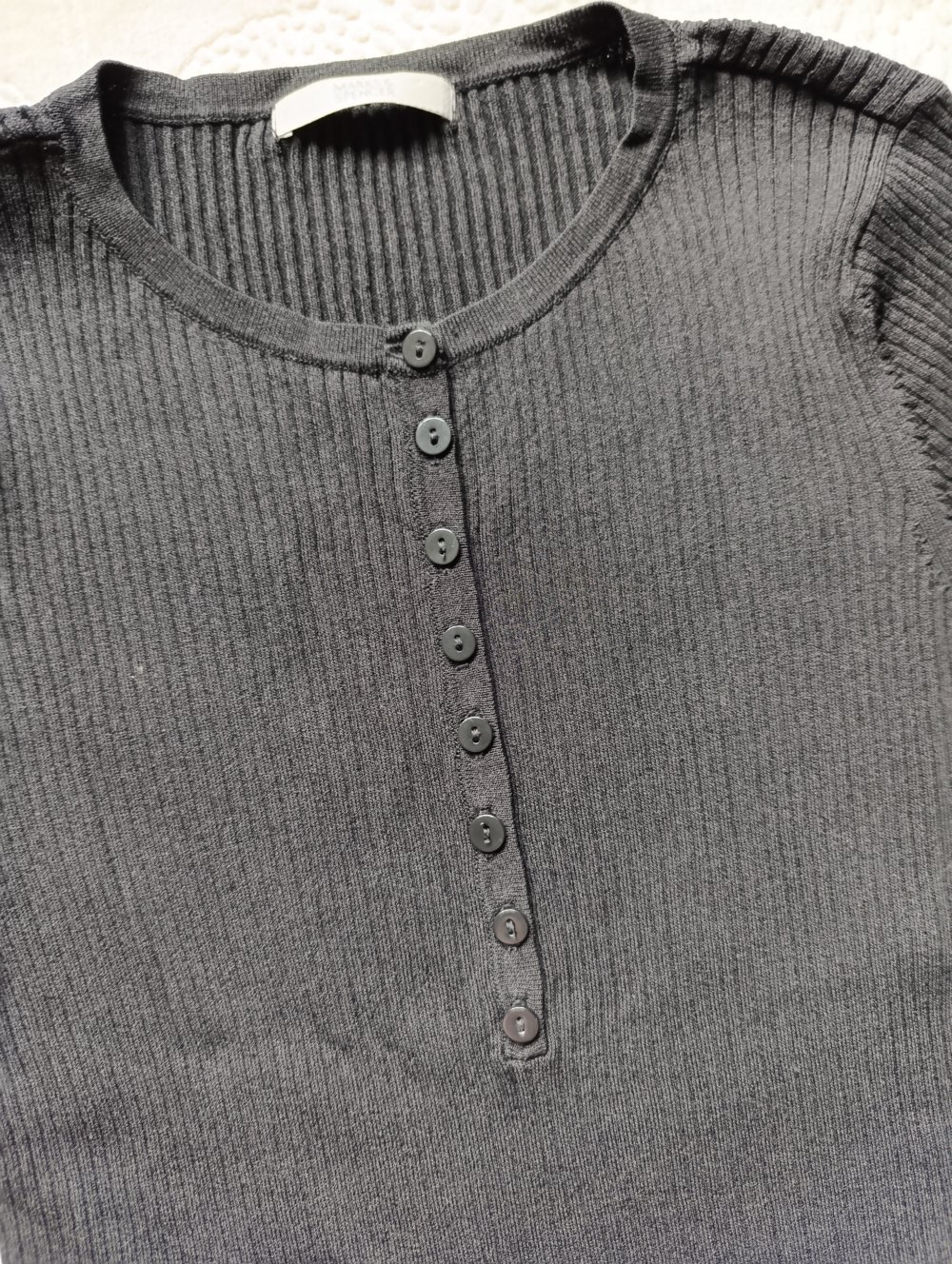 Marks & Spencer Geripptes Viskose-Langarmshirt/Henley (Schwarz) – Gr. UK 12/M