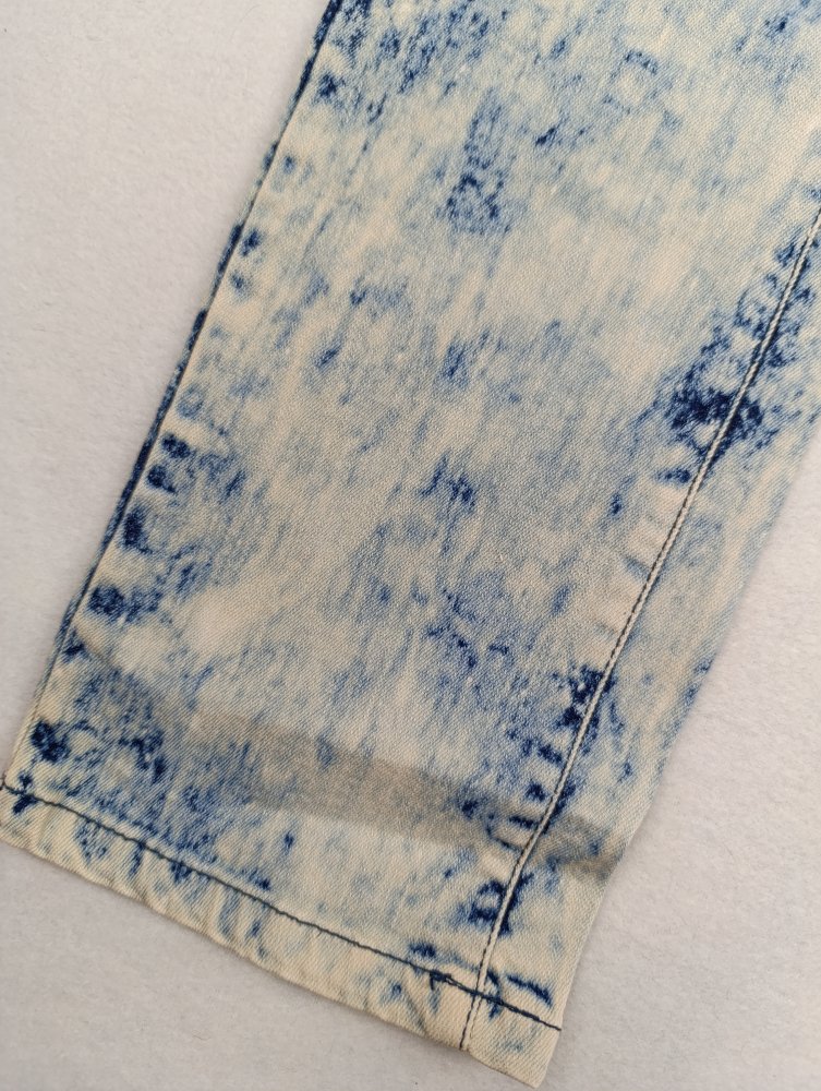 Jeans mit Acid-Wash Effekt