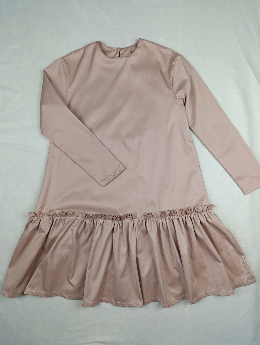 Trendiges Damenkleid mit tief angesetzter Taille