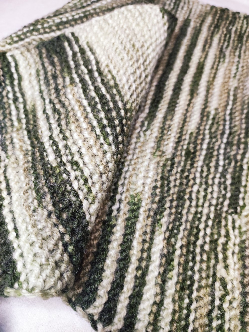 Handgemachter Strick-Baktus / Dreiecksschal – Unikat, Naturtöne