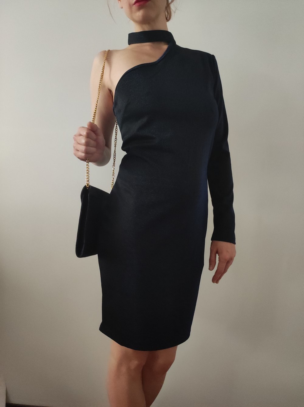 Dunkelblaues One-Shoulder-Kleid