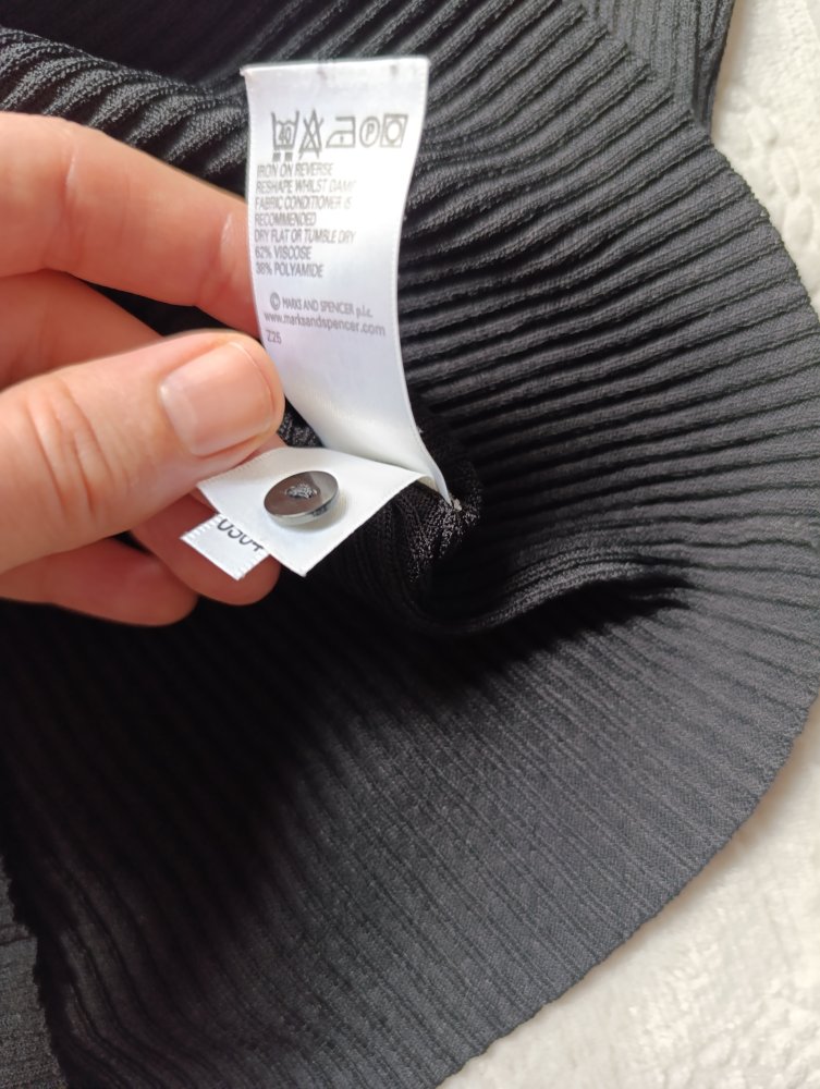 Marks & Spencer Geripptes Viskose-Langarmshirt/Henley (Schwarz) – Gr. UK 12/M