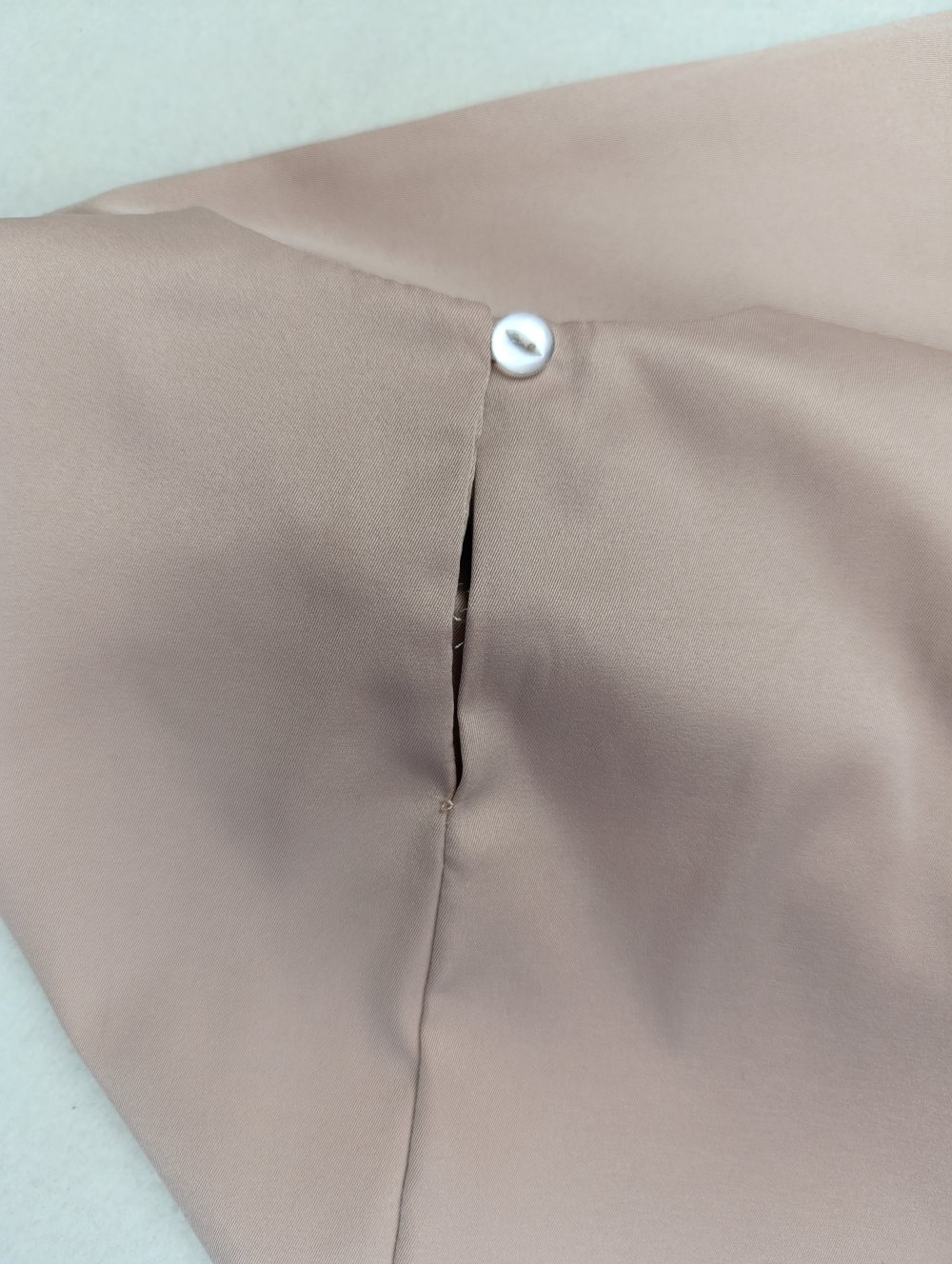 Trendiges Damenkleid mit tief angesetzter Taille