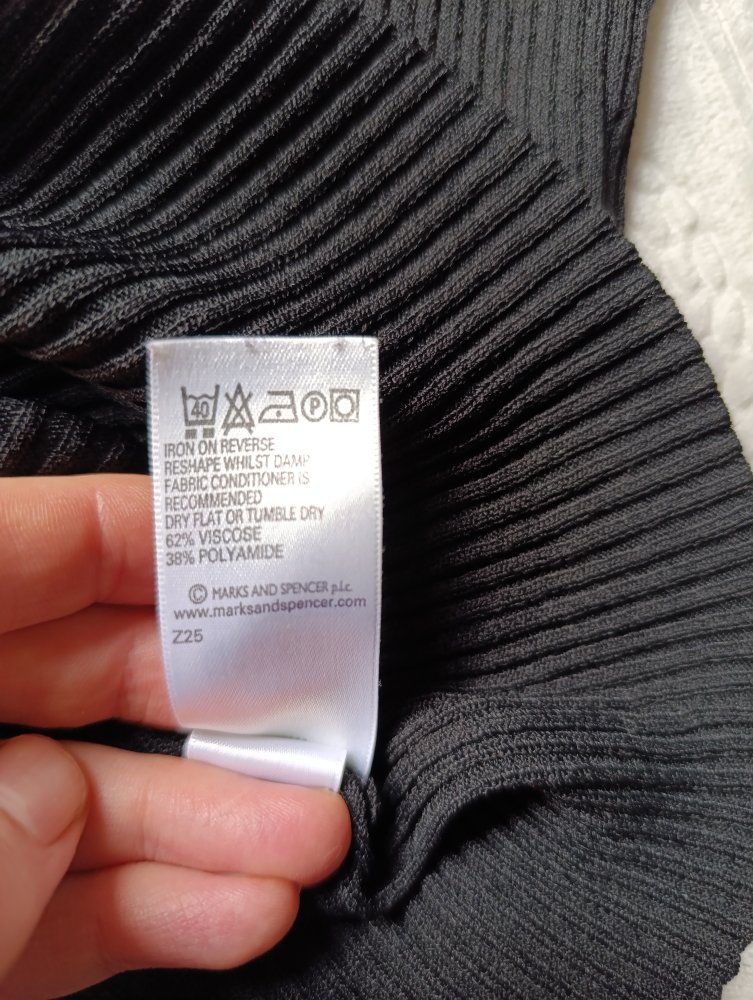 Marks & Spencer Geripptes Viskose-Langarmshirt/Henley (Schwarz) – Gr. UK 12/M