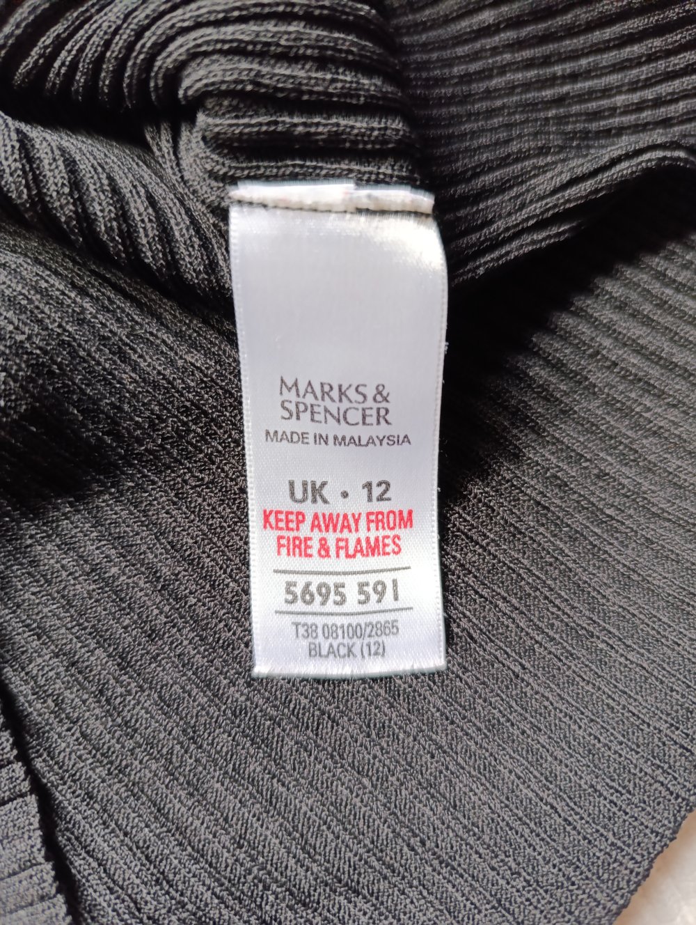 Marks & Spencer Geripptes Viskose-Langarmshirt/Henley (Schwarz) – Gr. UK 12/M
