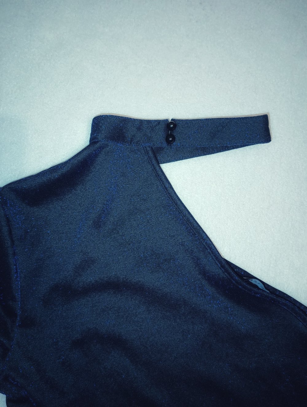 Dunkelblaues One-Shoulder-Kleid