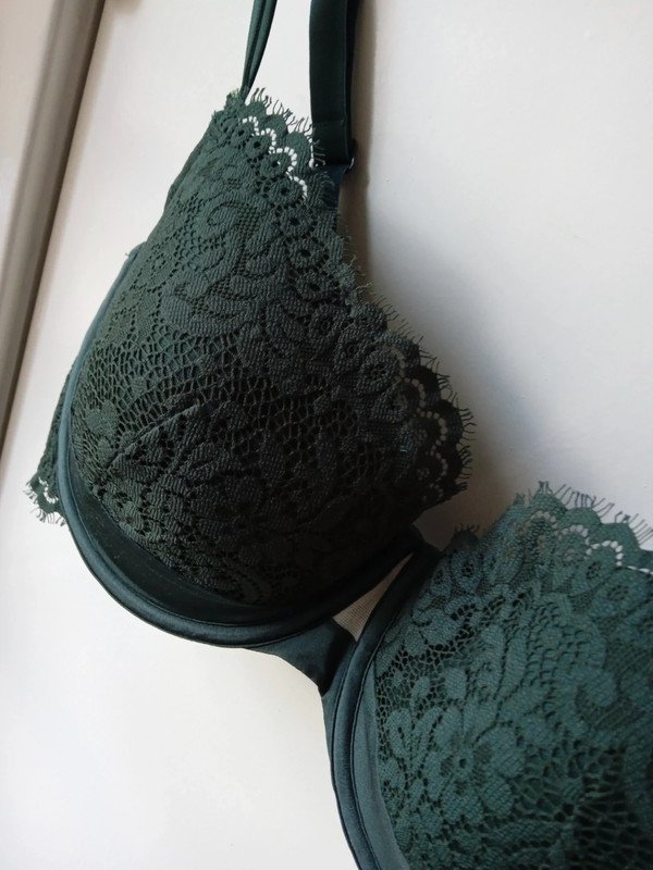 Dunkelgrüner BH von Hunkemöller mit Spitze, Gr. 80E
