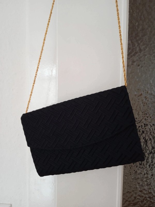 Handtasche Clutch schwarz mit Goldkette als Trageriemen