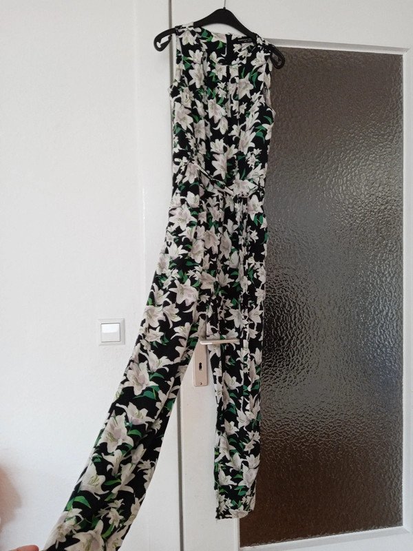 Jumpsuit, Einteiler / Overall schwarz m. Blumen Gr. 36/38