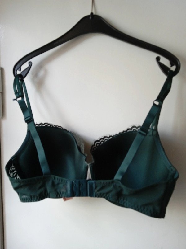 Dunkelgrüner BH von Hunkemöller mit Spitze, Gr. 80E