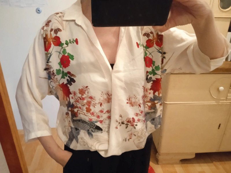 Boho-Bluse cropped mit Blumen und Karpfen / Kois, Gr. S (36) von Zara