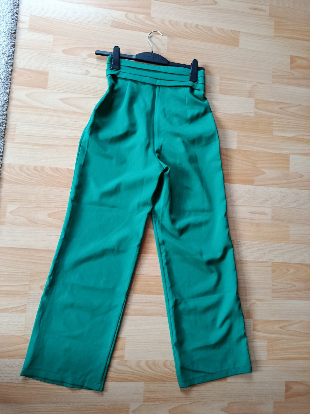 Marlenehose / Hose mit weitem Bein, grün, Gr. 36