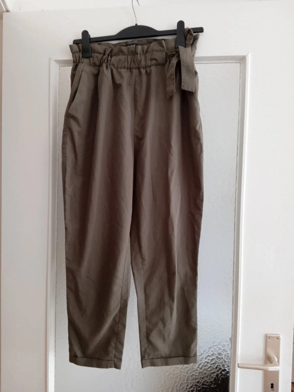 Paperbag-Hose, Röhre, khaki Gr. M (38) von Zara