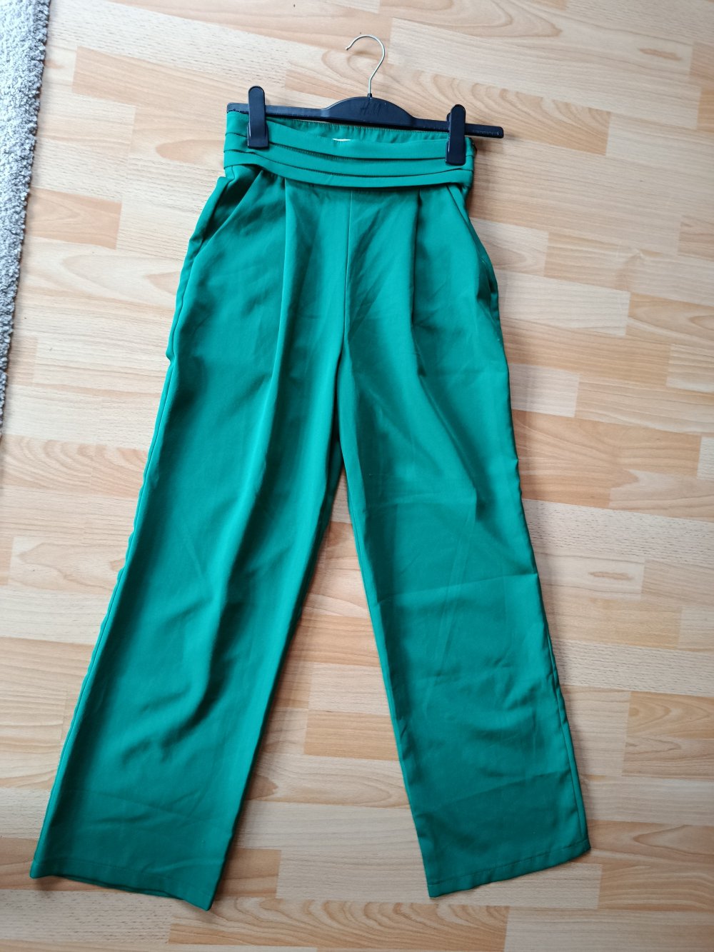 Marlenehose / Hose mit weitem Bein, grün, Gr. 36